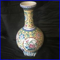 A Chinese Famille Rose Porcelain Vase Marked QianLong