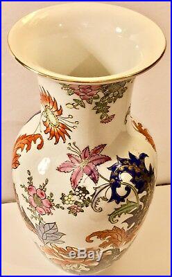 An Antique Chinese 18th19th Century Qianlong Famille Rose Porcelain Vase