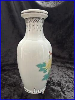 Chinese Qianlong Mark Porcelain Hand Painted Famille Rose Vase