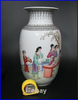 Chinese Qianlong Nian Zhi Famille Rose Vase