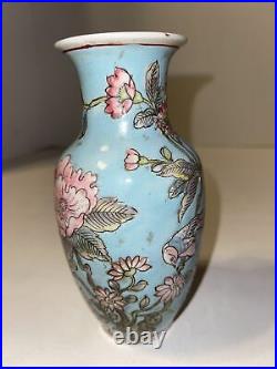 Chinese Qianlong Period Famille Rose Vase. TR40
