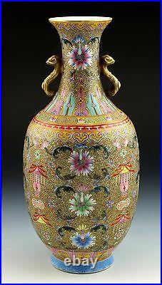 Fine Chinese Famille Rose Porcelain Vase with Qianlong Nian Zhi Mark