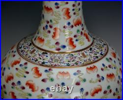 Fine Chinese Qing Qianlong Famille Rose 100 Bat in Cloud Globular Porcelain Vase